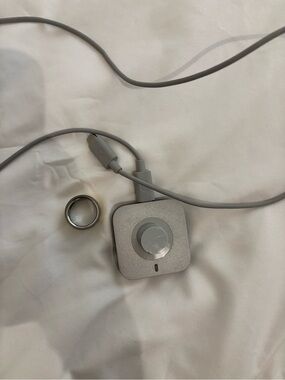 Oura Ring 4
Size 8
Charger and Gold Oura Ring 4